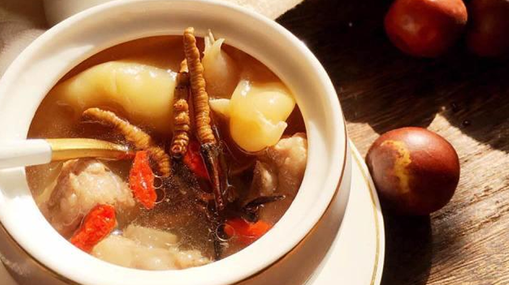 一盅滋養(yǎng)珍饈:鮮冬蟲夏草煲湯的絕妙之道