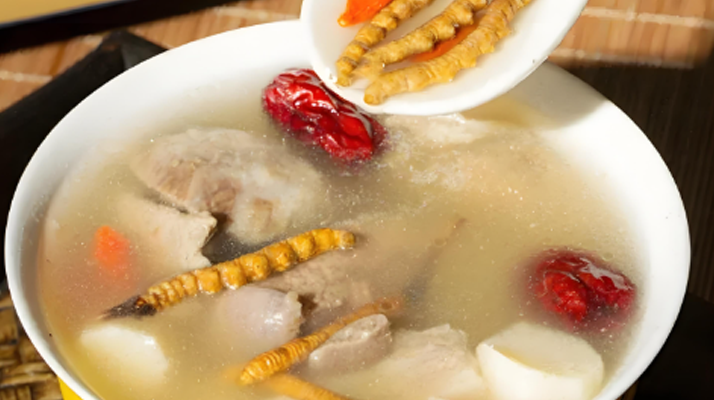 老人可以喝冬蟲夏草茶嗎？科學(xué)飲用的養(yǎng)生指南