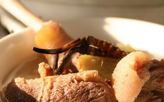 清燉冬蟲夏草雞湯：一口鮮到骨子里的秋冬養生方