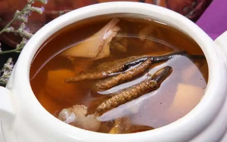 東強堂蟲草清燉團魚：秋冬滋補硬菜，一口鮮醇養身心